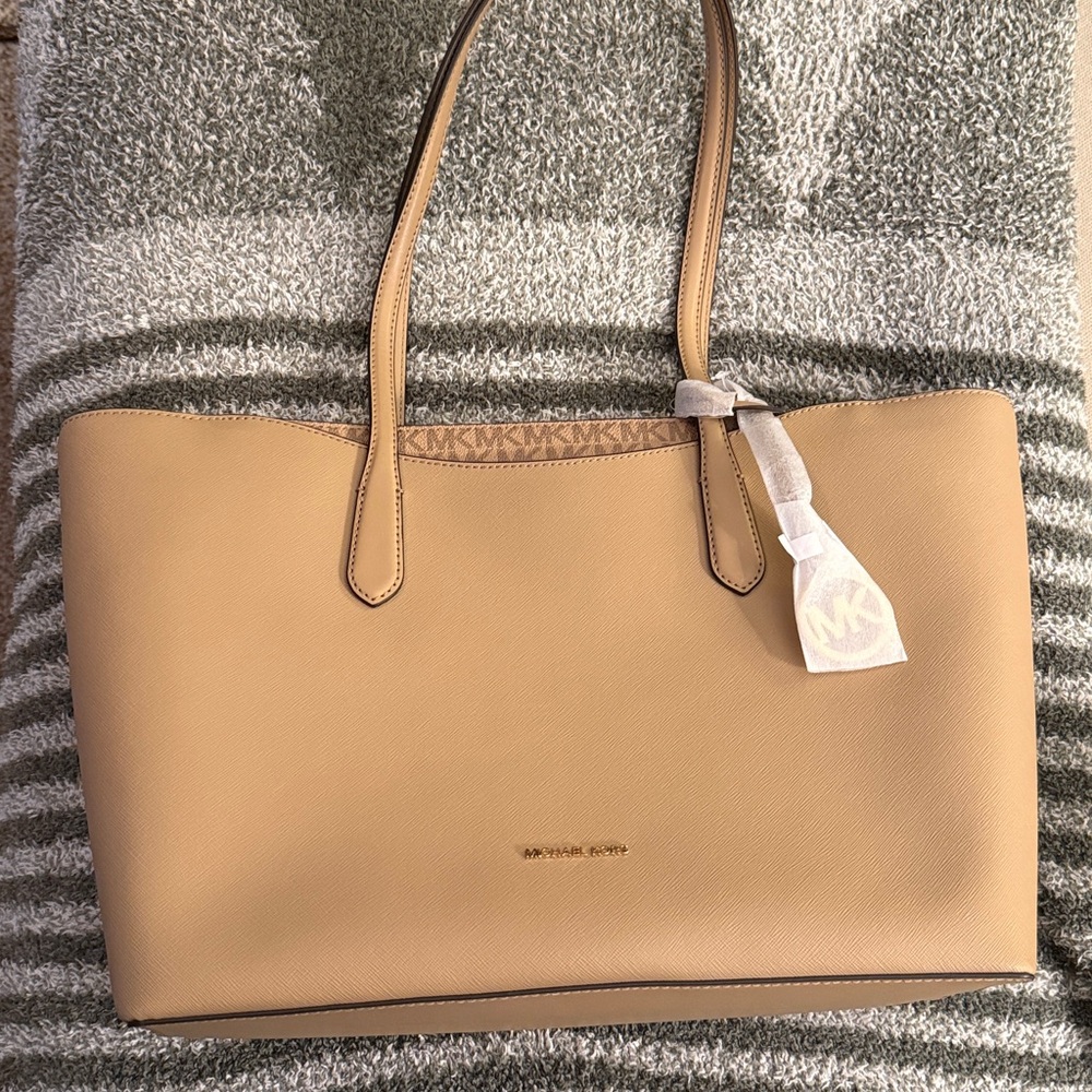 NWT Michael Kors Arden Tan Large Tote. - Picture 4 of 8